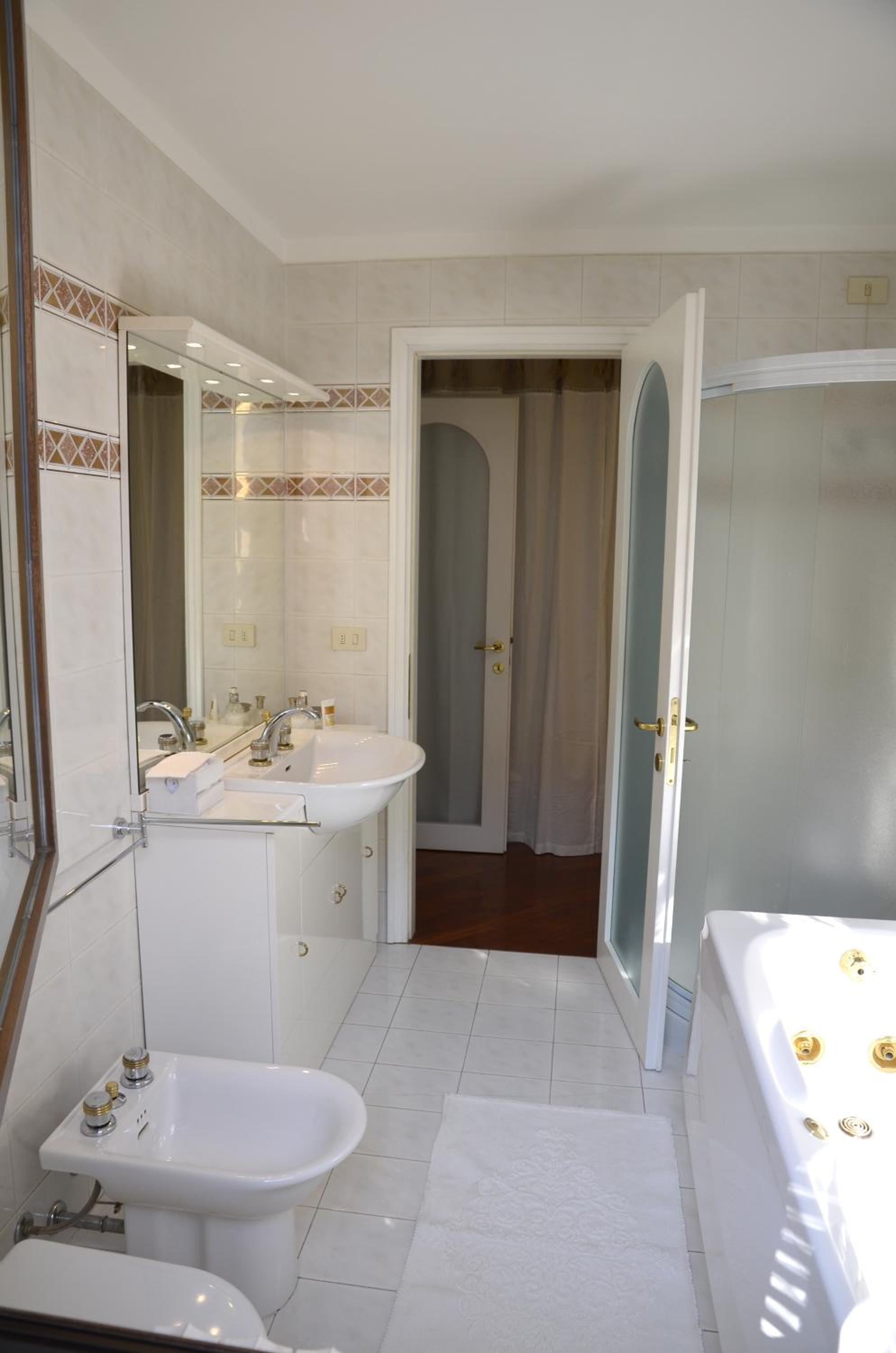 La piccola corte en Ravenna — bathroom