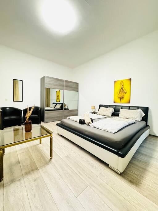 Cozy Private Rooms in 3BR Apartment Near FAC Platz