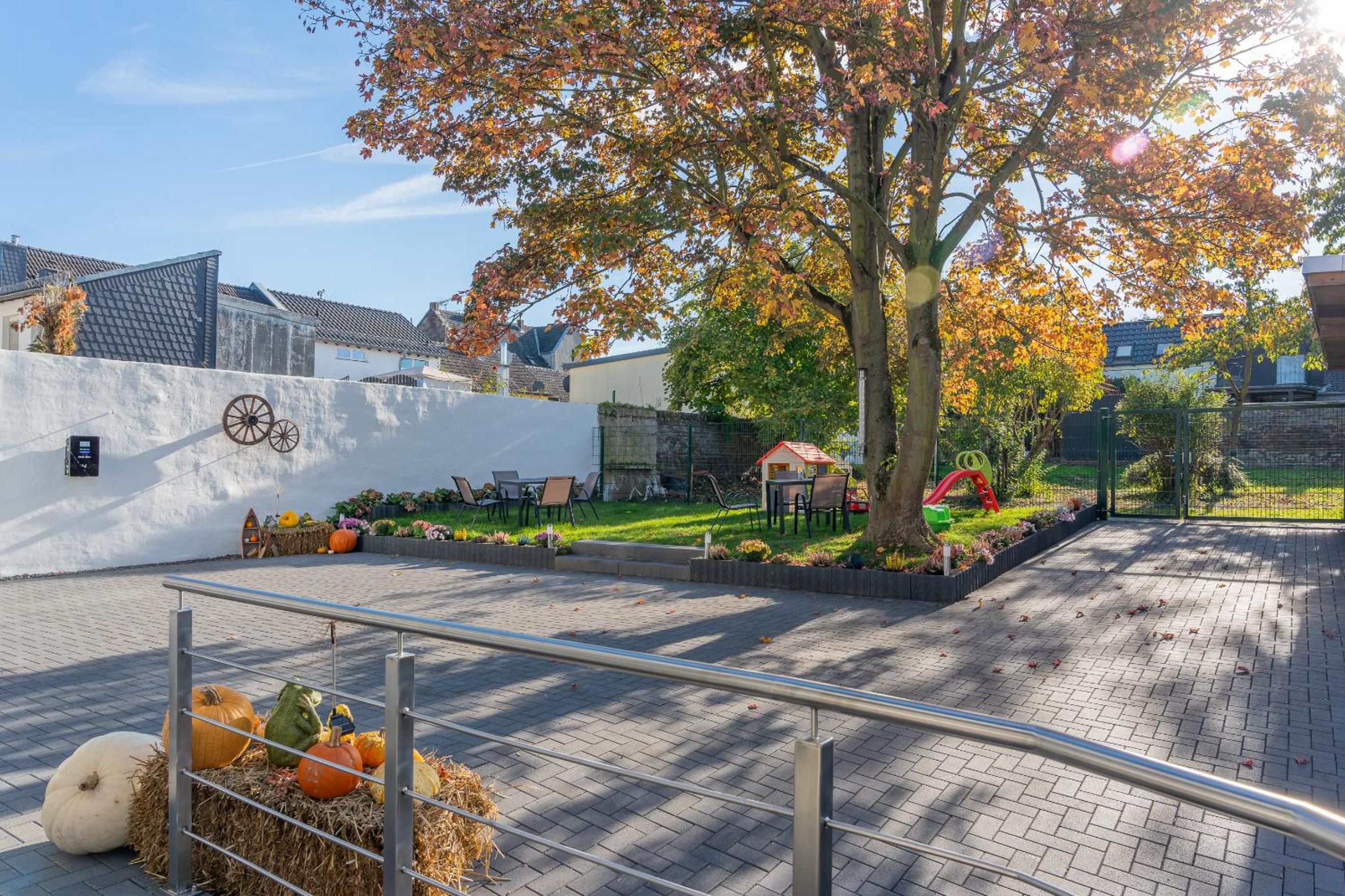 Ferienhaus Ahorn, wunderschöne, neue Wohnungen, ideal für Ausflüge ins Phantasialand, die Städte Köln, Brühl und Bonn oder die Eifel view 3