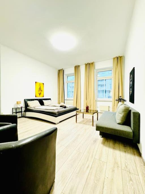Cozy Private Rooms in 3BR Apartment Near FAC Platz