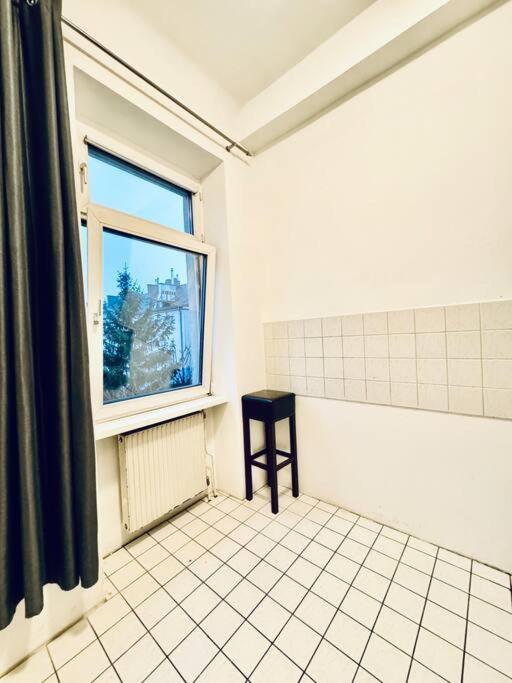 Cozy Private Rooms in 3BR Apartment Near FAC Platz