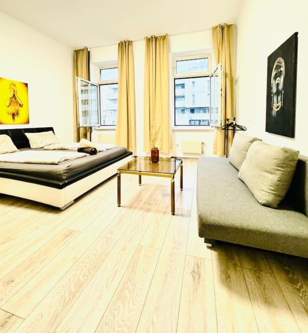 Cozy Private Rooms in 3BR Apartment Near FAC Platz