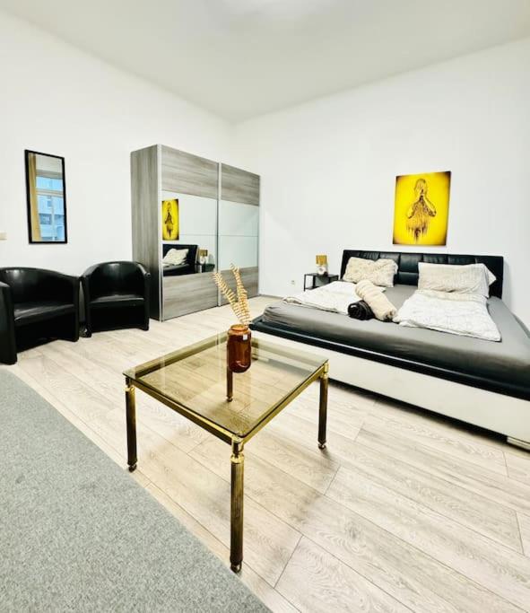 Cozy Private Rooms in 3BR Apartment Near FAC Platz