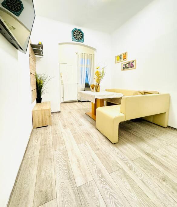 Cozy Private Rooms in 3BR Apartment Near FAC Platz