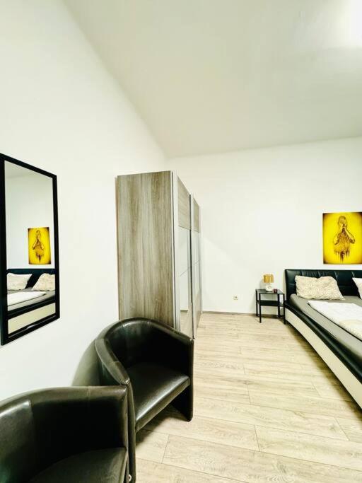 Cozy Private Rooms in 3BR Apartment Near FAC Platz