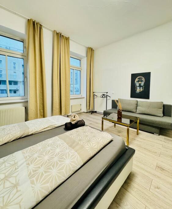 Cozy Private Rooms in 3BR Apartment Near FAC Platz