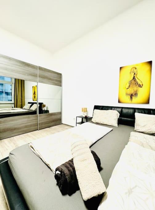 Cozy Private Rooms in 3BR Apartment Near FAC Platz