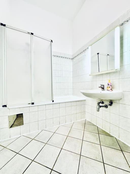Cozy Private Rooms in 3BR Apartment Near FAC Platz