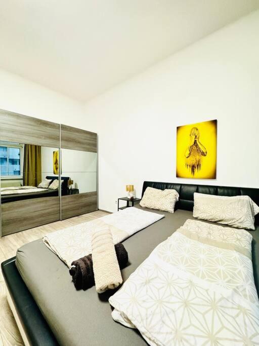 Cozy Private Rooms in 3BR Apartment Near FAC Platz