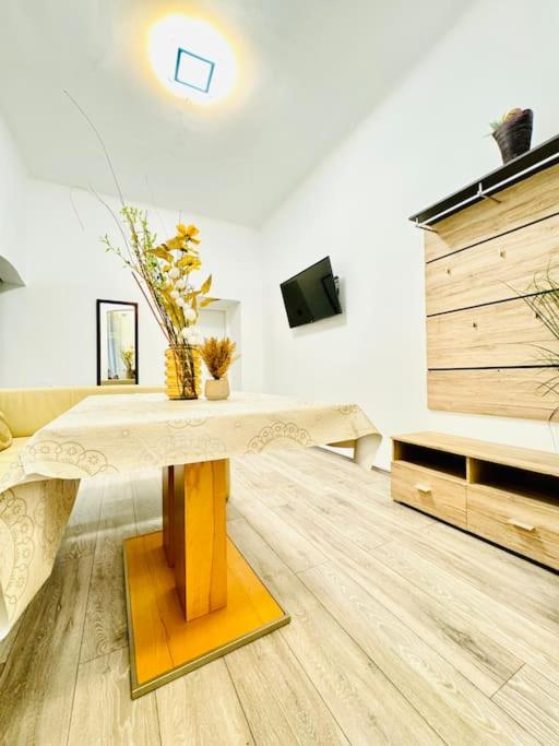 Cozy Private Rooms in 3BR Apartment Near FAC Platz