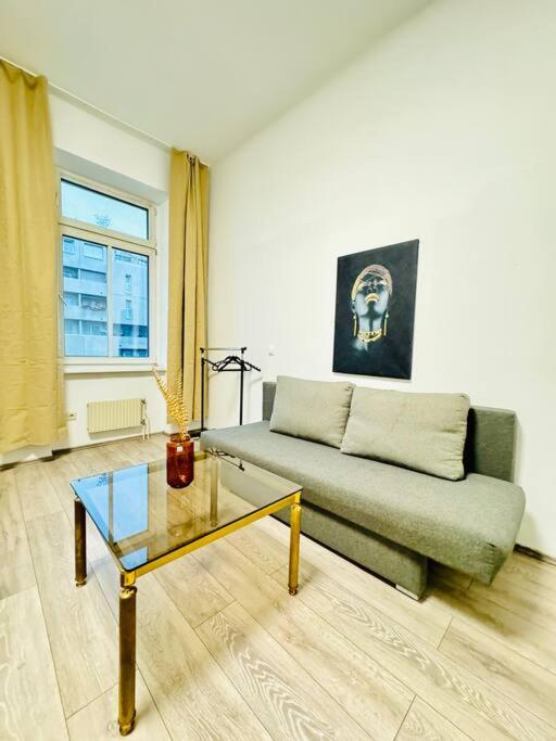 Cozy Private Rooms in 3BR Apartment Near FAC Platz