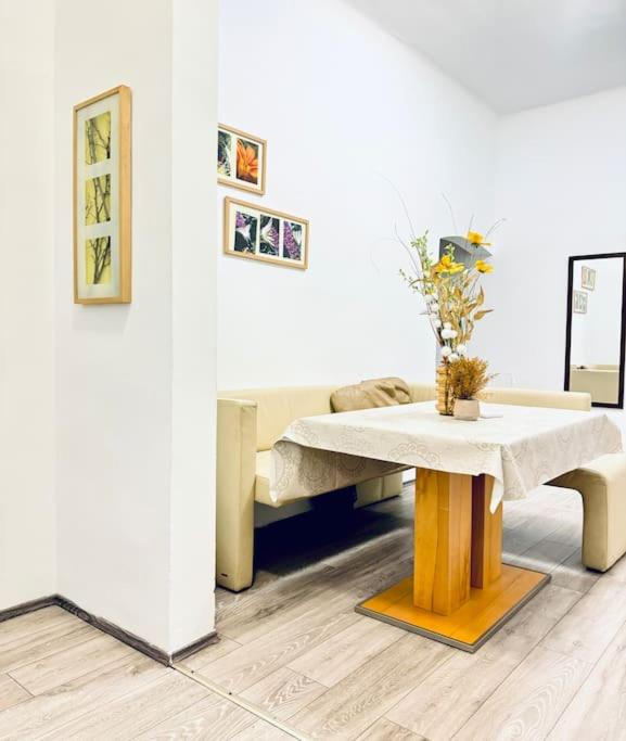 Cozy Private Rooms in 3BR Apartment Near FAC Platz