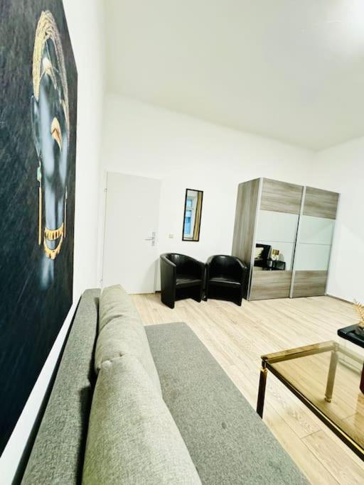Cozy Private Rooms in 3BR Apartment Near FAC Platz