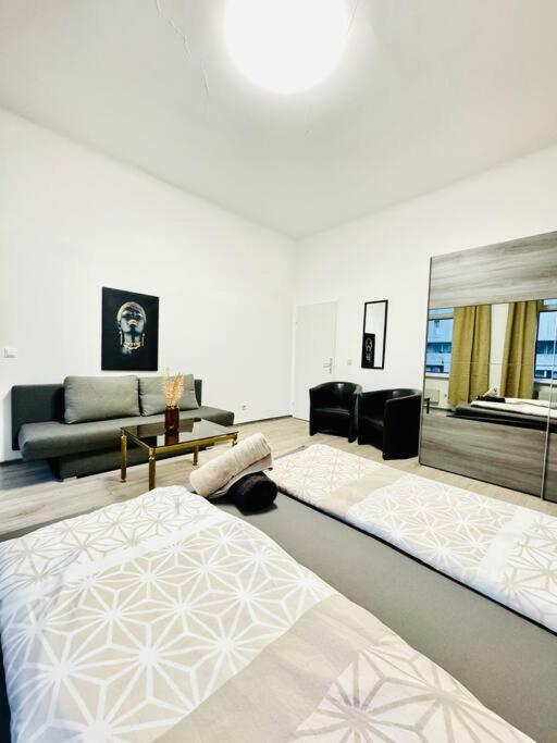 Cozy Private Rooms in 3BR Apartment Near FAC Platz