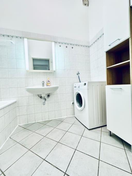 Cozy Private Rooms in 3BR Apartment Near FAC Platz