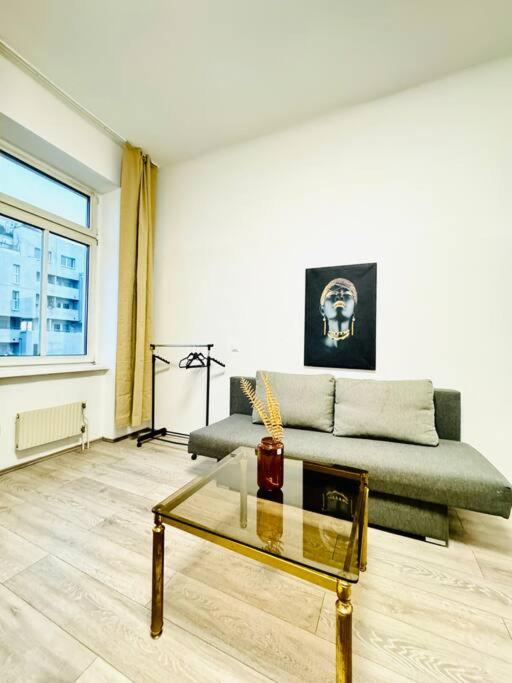 Cozy Private Rooms in 3BR Apartment Near FAC Platz