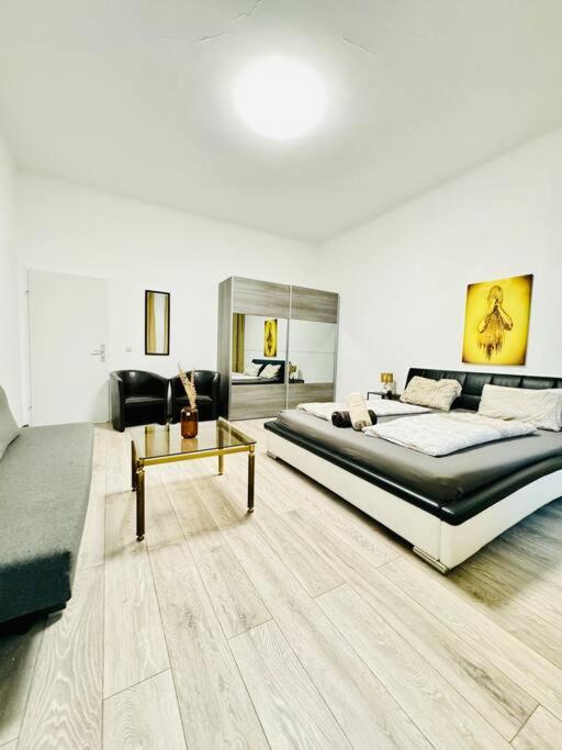 Cozy Private Rooms in 3BR Apartment Near FAC Platz