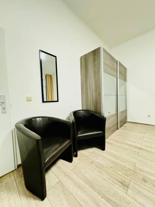 Cozy Private Rooms in 3BR Apartment Near FAC Platz