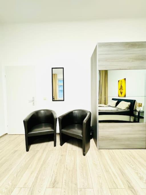 Cozy Private Rooms in 3BR Apartment Near FAC Platz