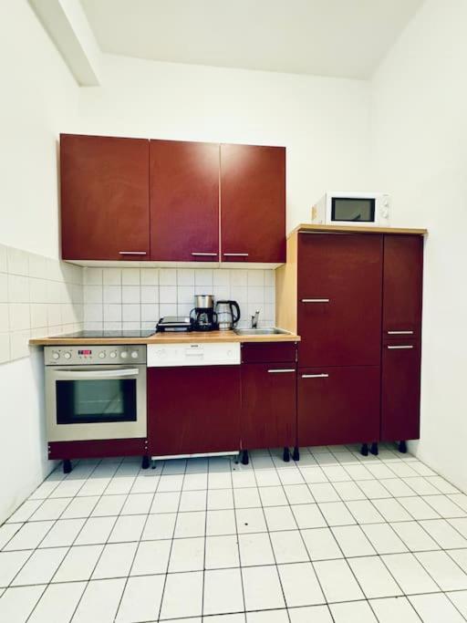 Cozy Private Rooms in 3BR Apartment Near FAC Platz