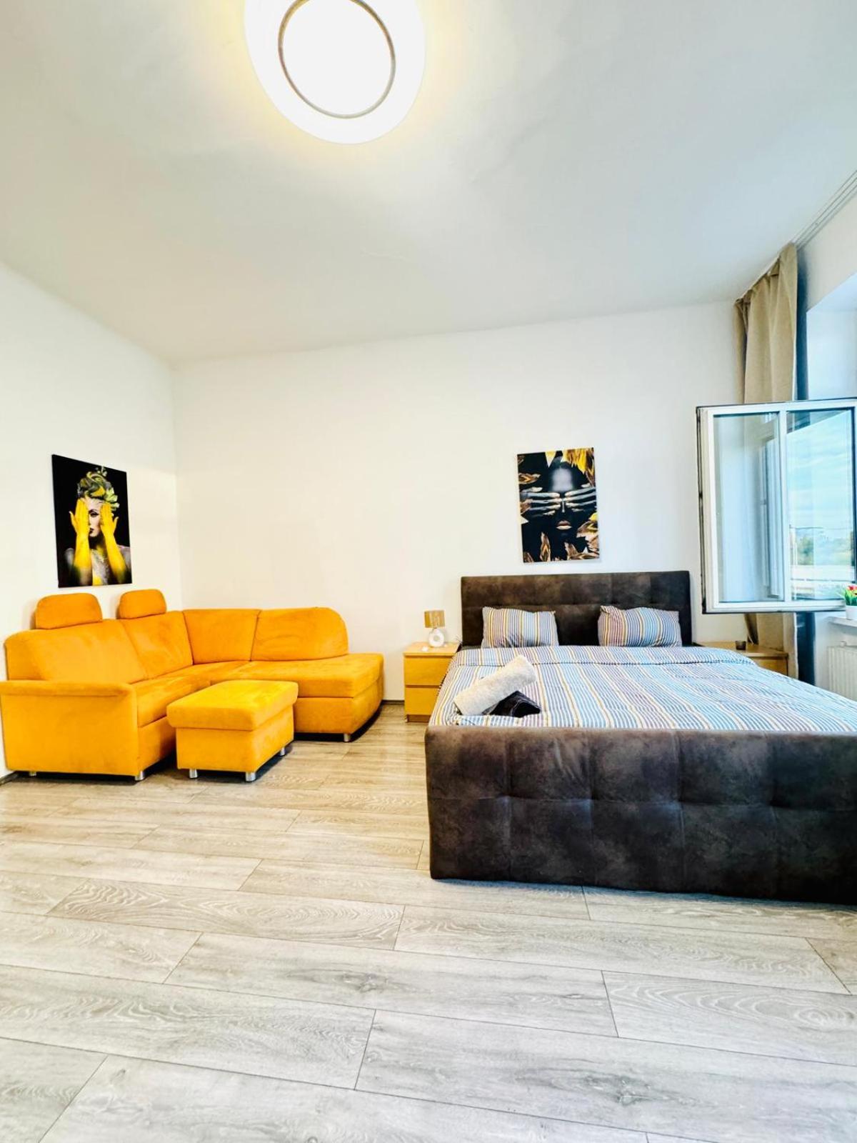 Cozy Private Rooms in 3BR Apartment Near FAC Platz