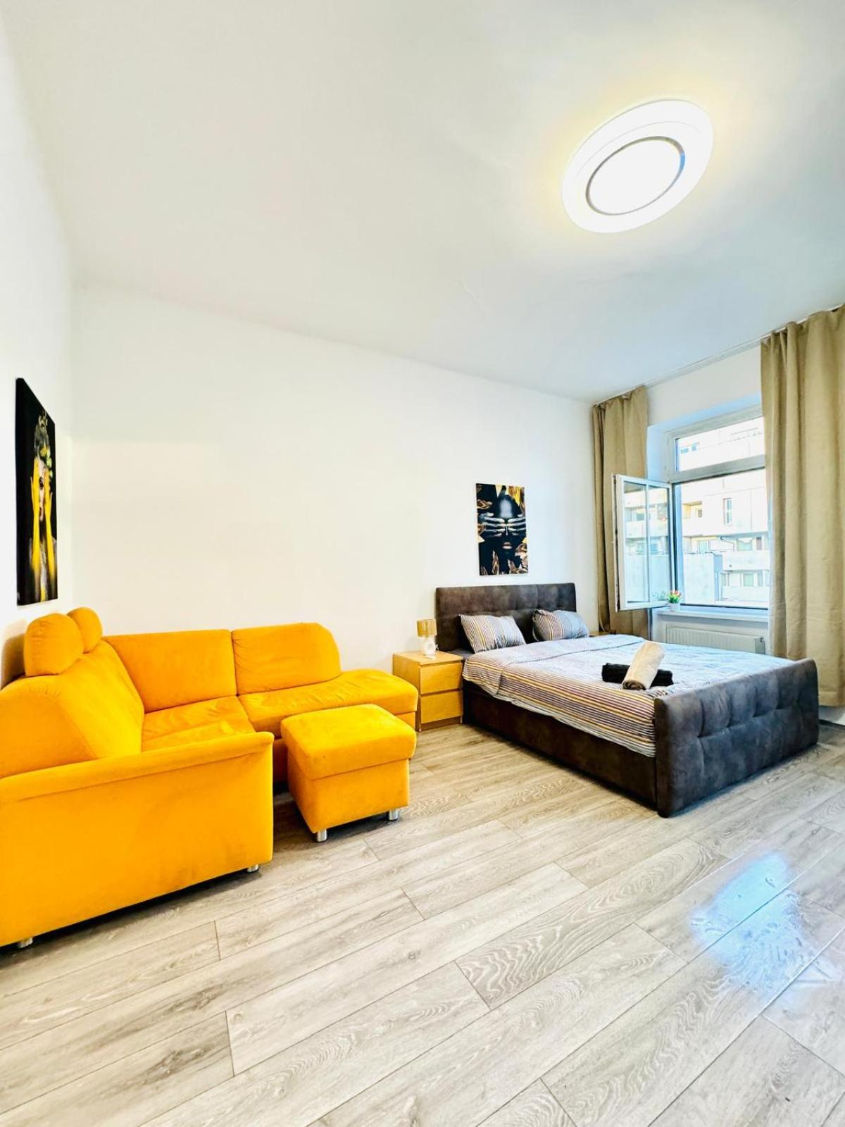 Cozy Private Rooms in 3BR Apartment Near FAC Platz