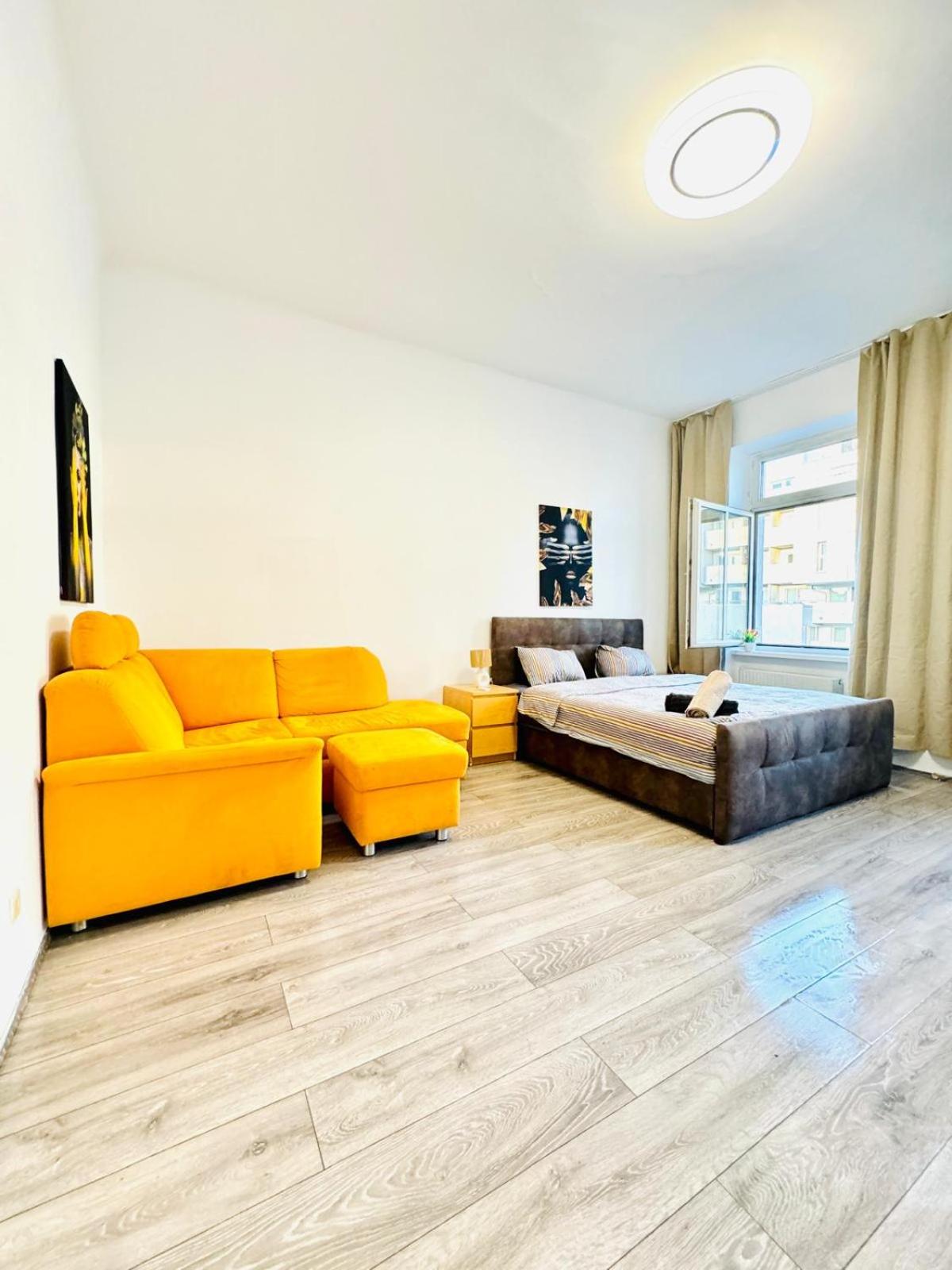 Cozy Private Rooms in 3BR Apartment Near FAC Platz