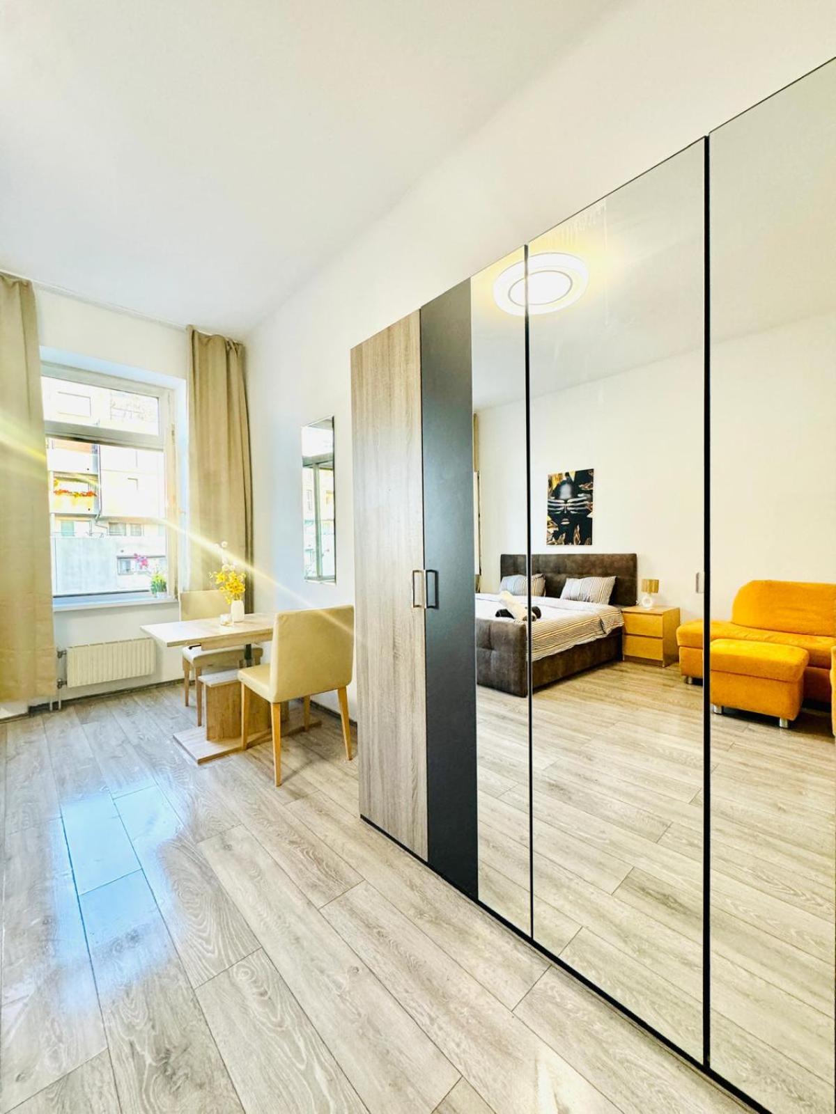 Cozy Private Rooms in 3BR Apartment Near FAC Platz