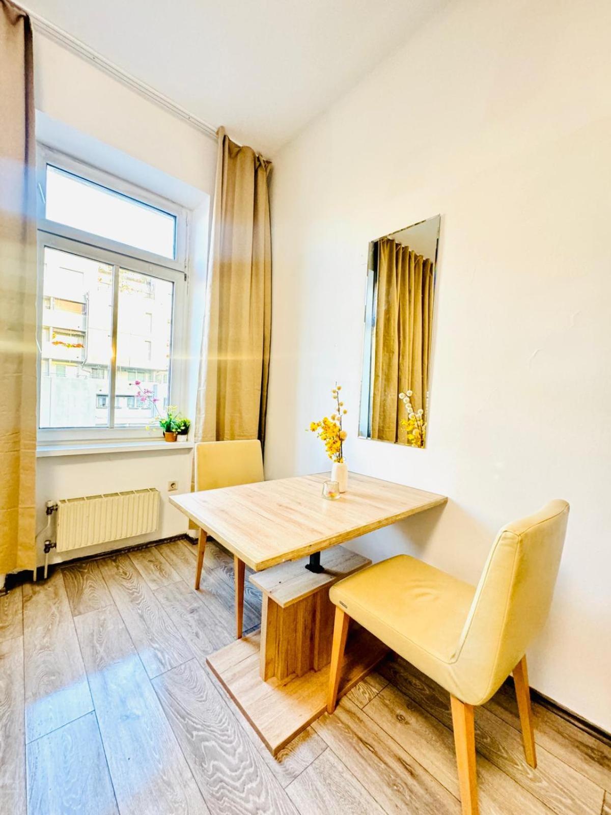 Cozy Private Rooms in 3BR Apartment Near FAC Platz
