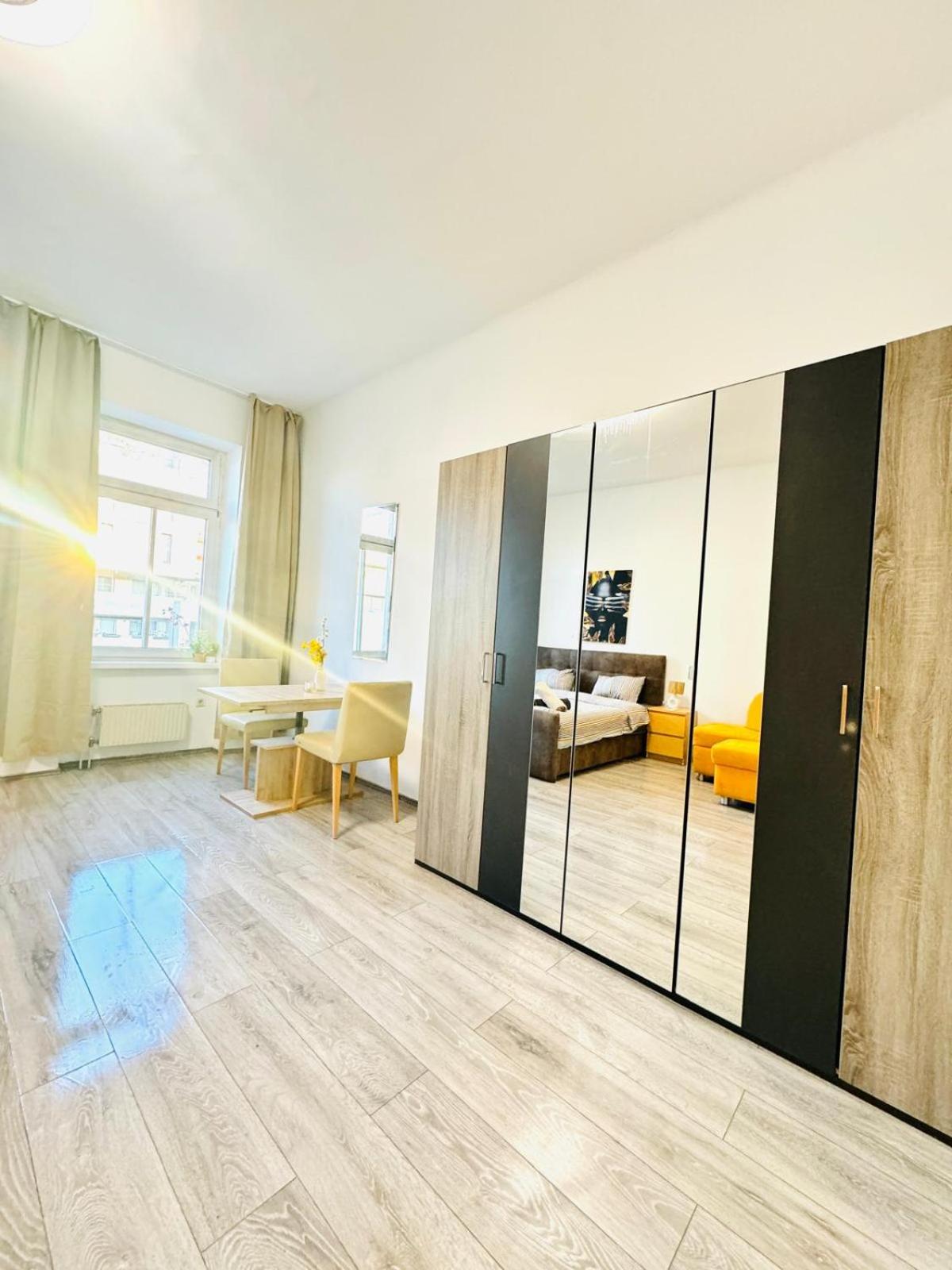 Cozy Private Rooms in 3BR Apartment Near FAC Platz