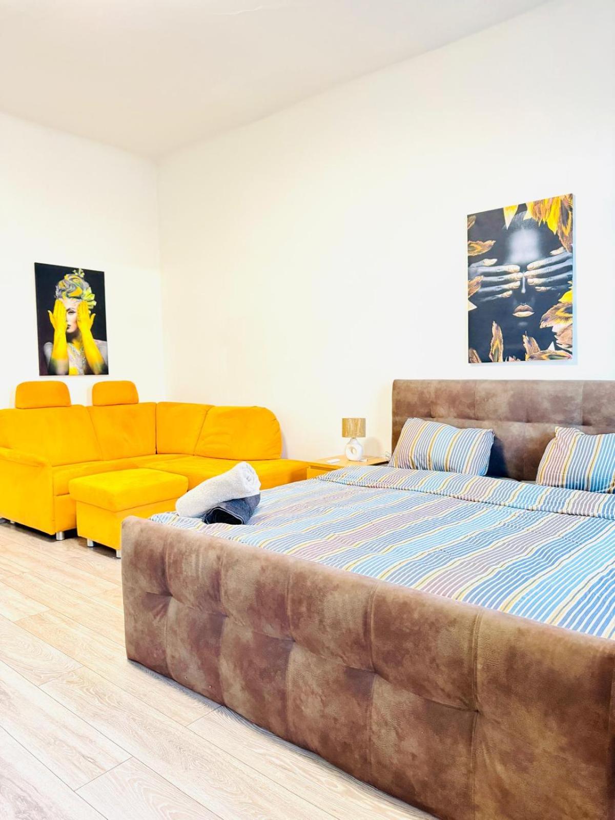 Cozy Private Rooms in 3BR Apartment Near FAC Platz
