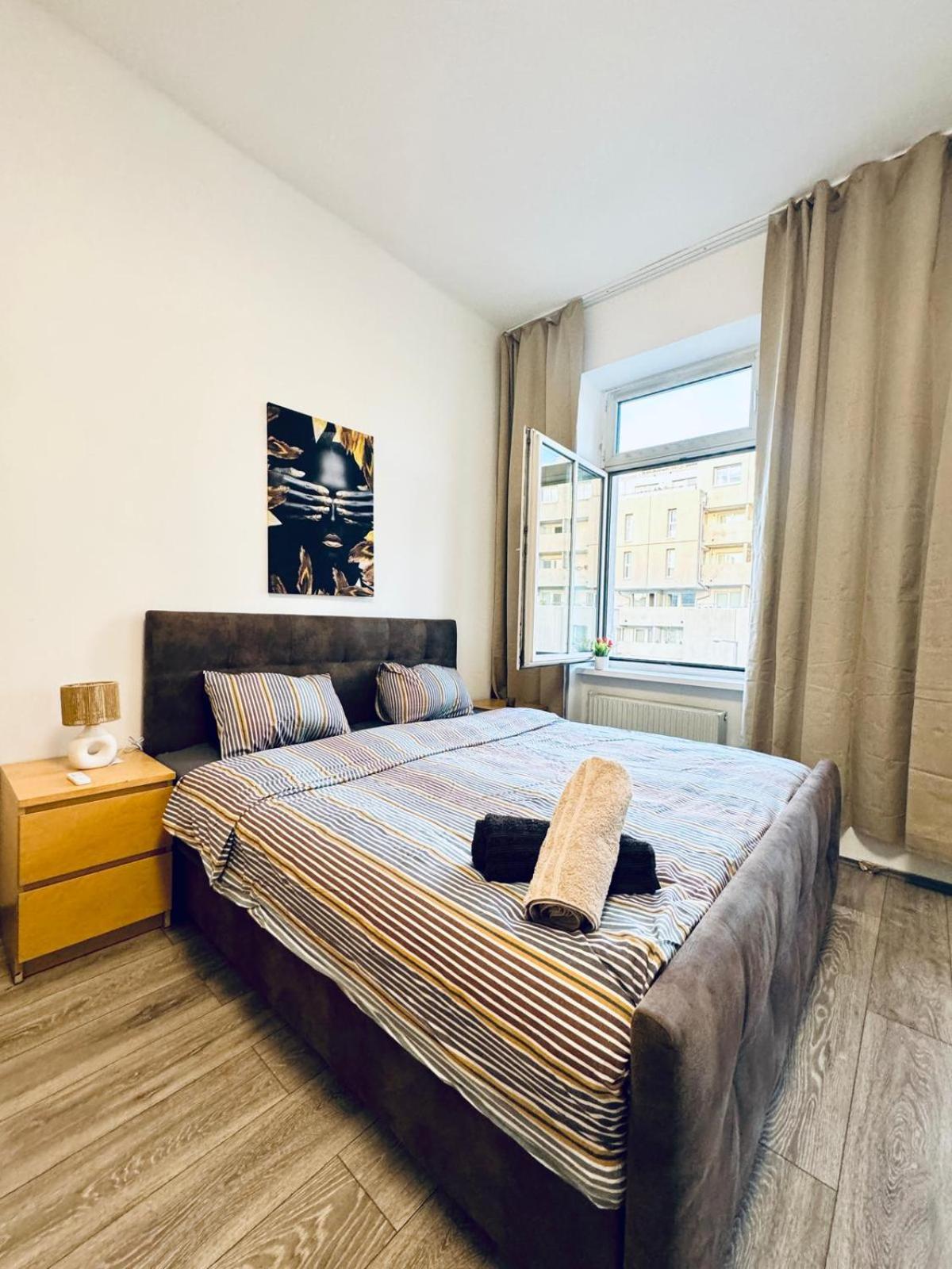Cozy Private Rooms in 3BR Apartment Near FAC Platz