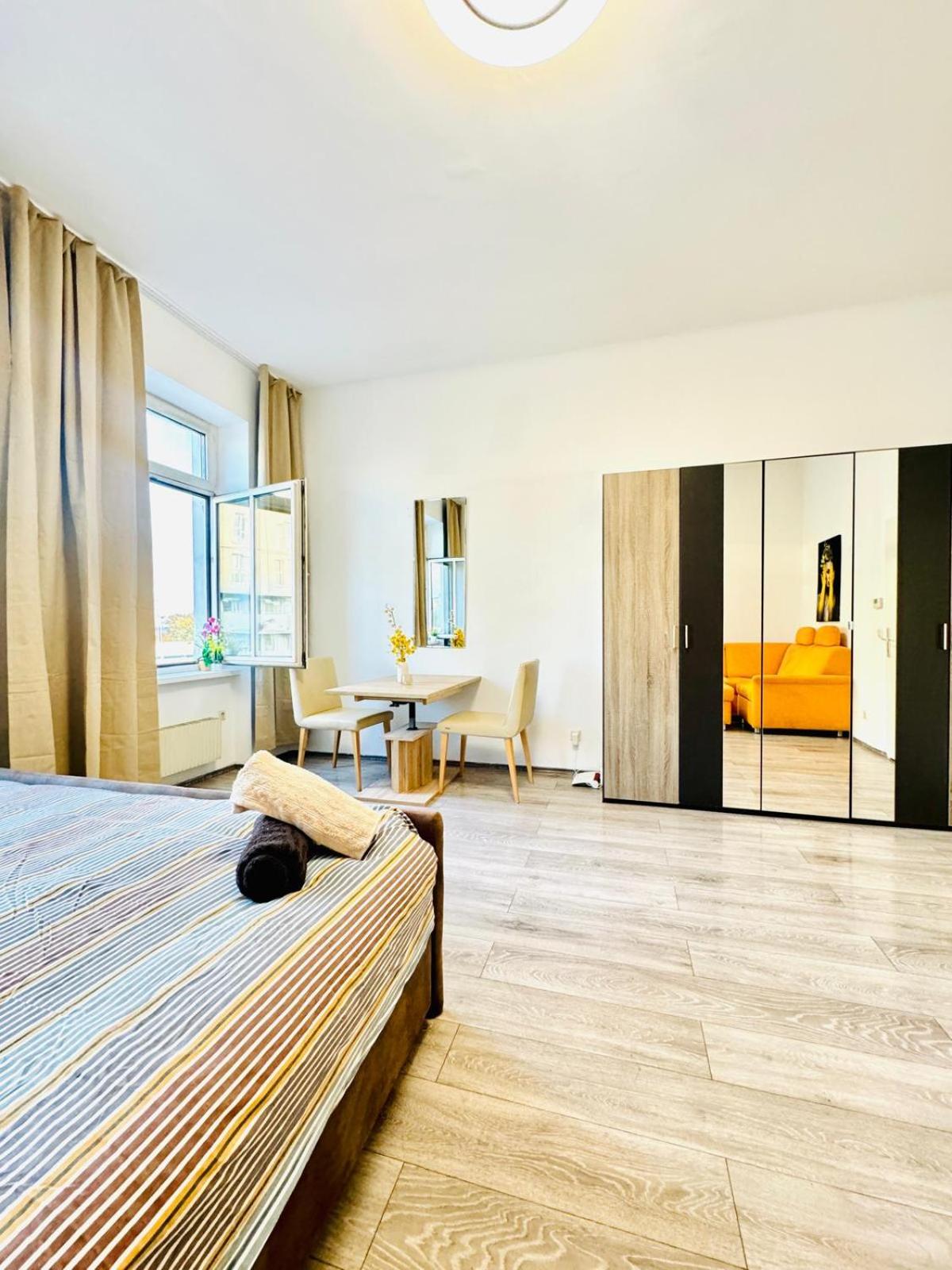 Cozy Private Rooms in 3BR Apartment Near FAC Platz