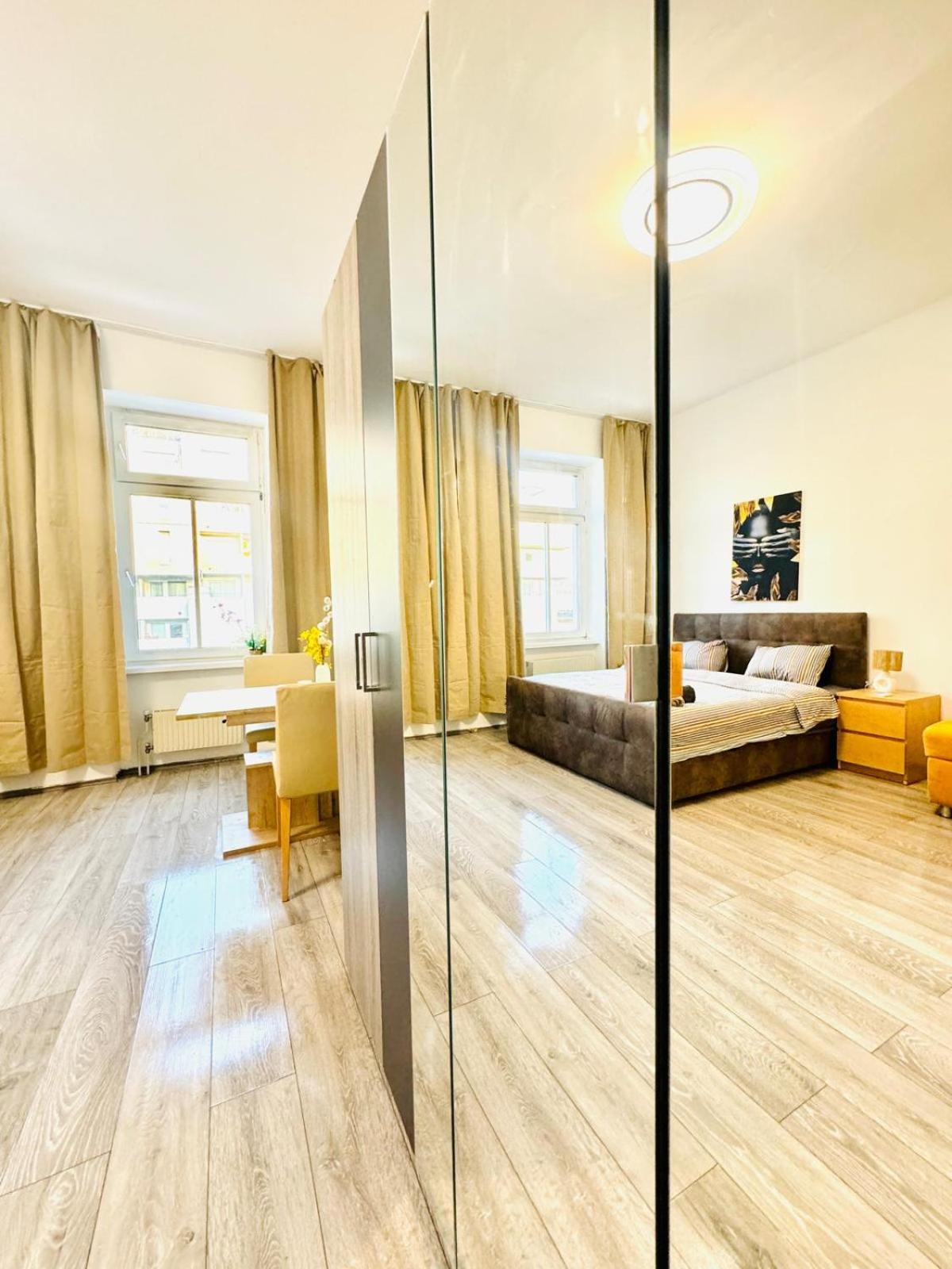 Cozy Private Rooms in 3BR Apartment Near FAC Platz