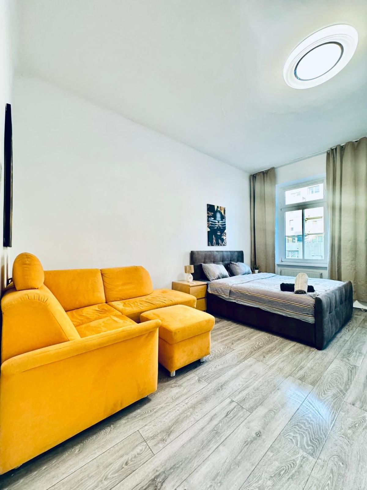 Cozy Private Rooms in 3BR Apartment Near FAC Platz