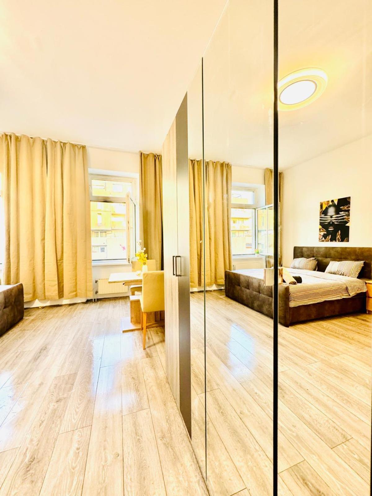 Cozy Private Rooms in 3BR Apartment Near FAC Platz