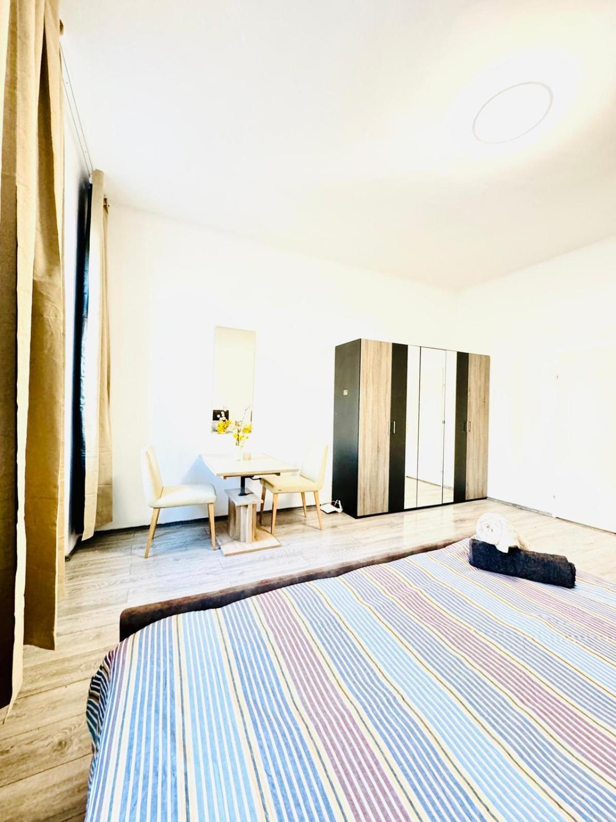 Cozy Private Rooms in 3BR Apartment Near FAC Platz