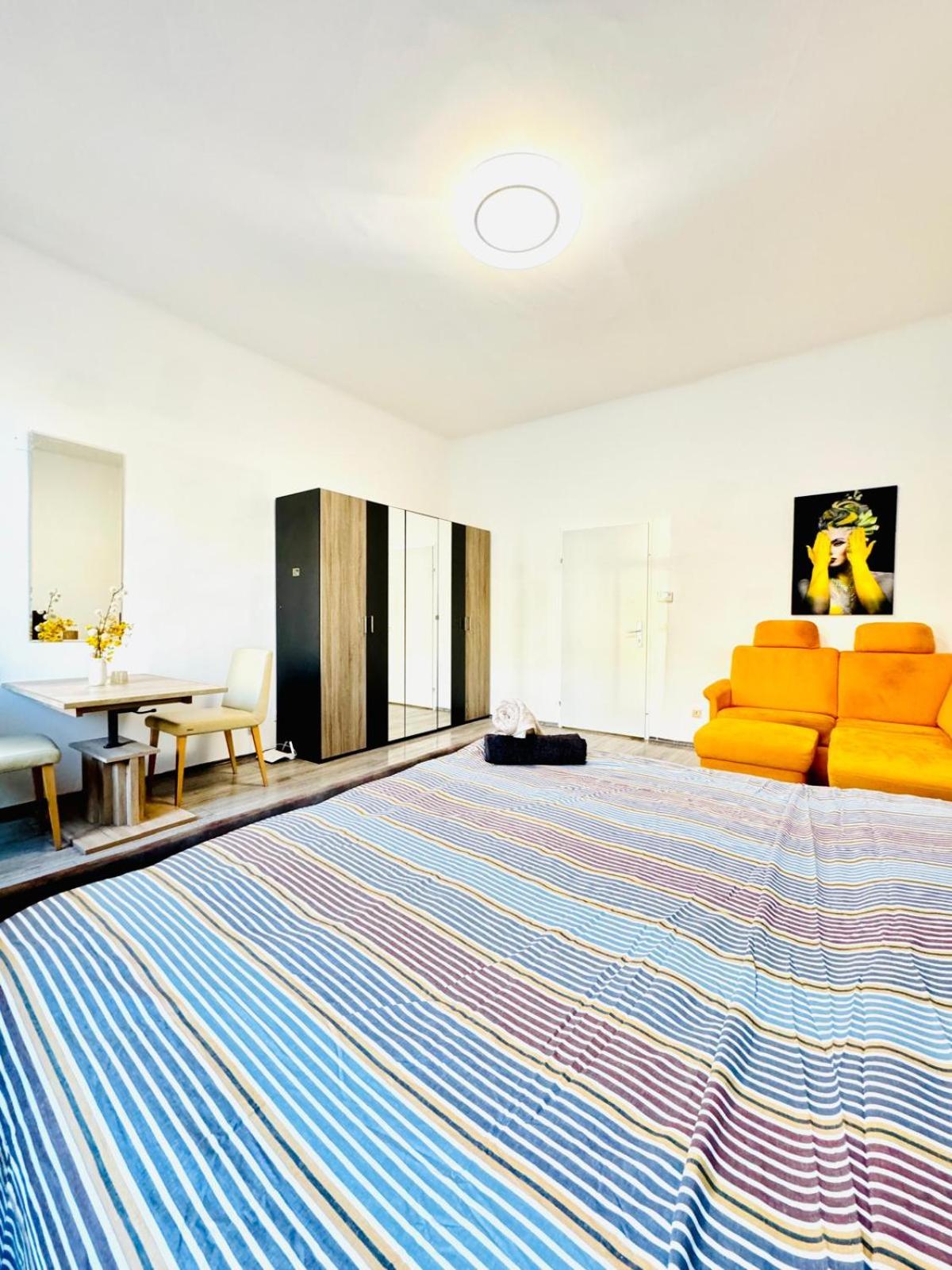 Cozy Private Rooms in 3BR Apartment Near FAC Platz