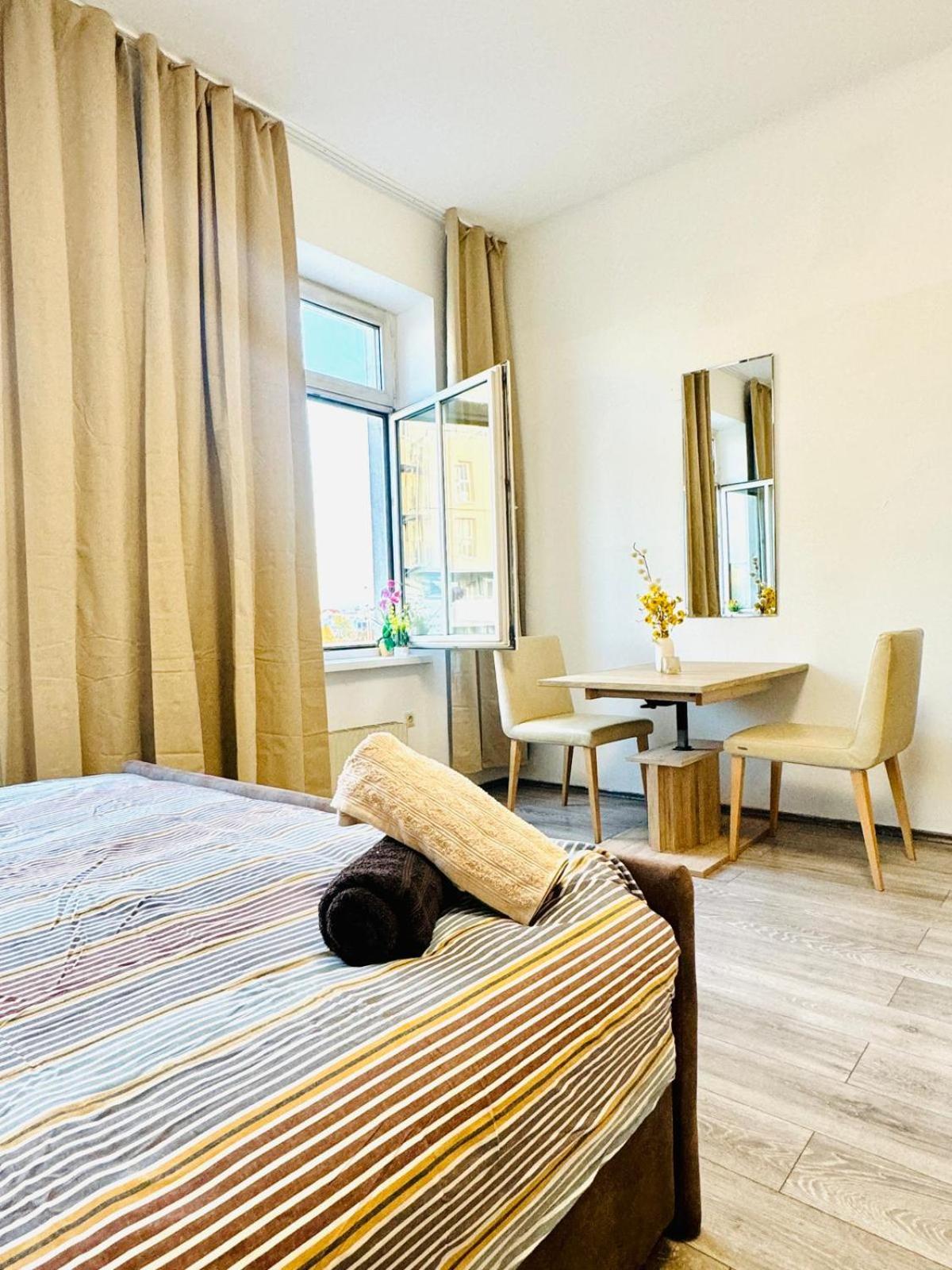Cozy Private Rooms in 3BR Apartment Near FAC Platz
