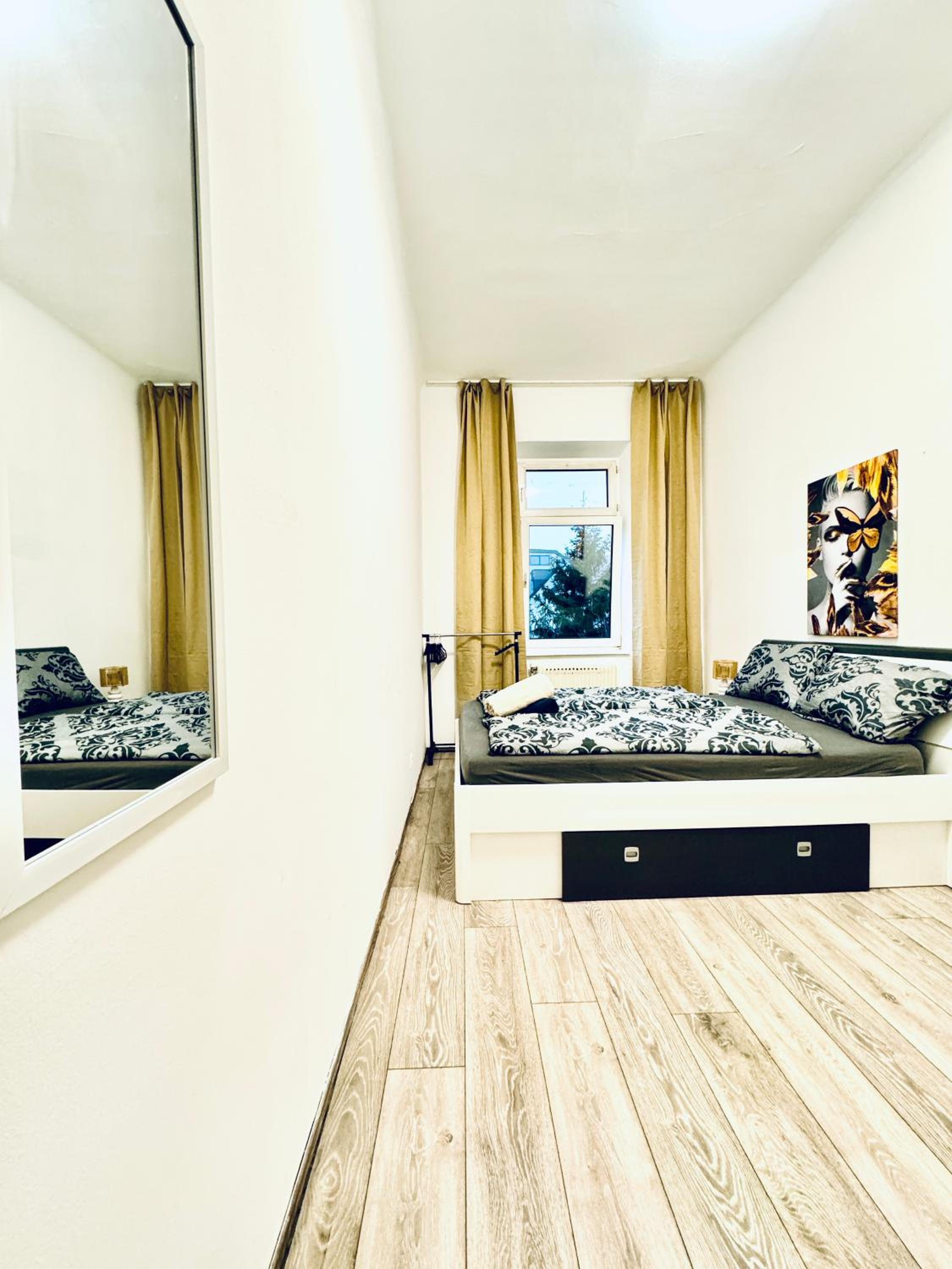 Cozy Private Rooms in 3BR Apartment Near FAC Platz