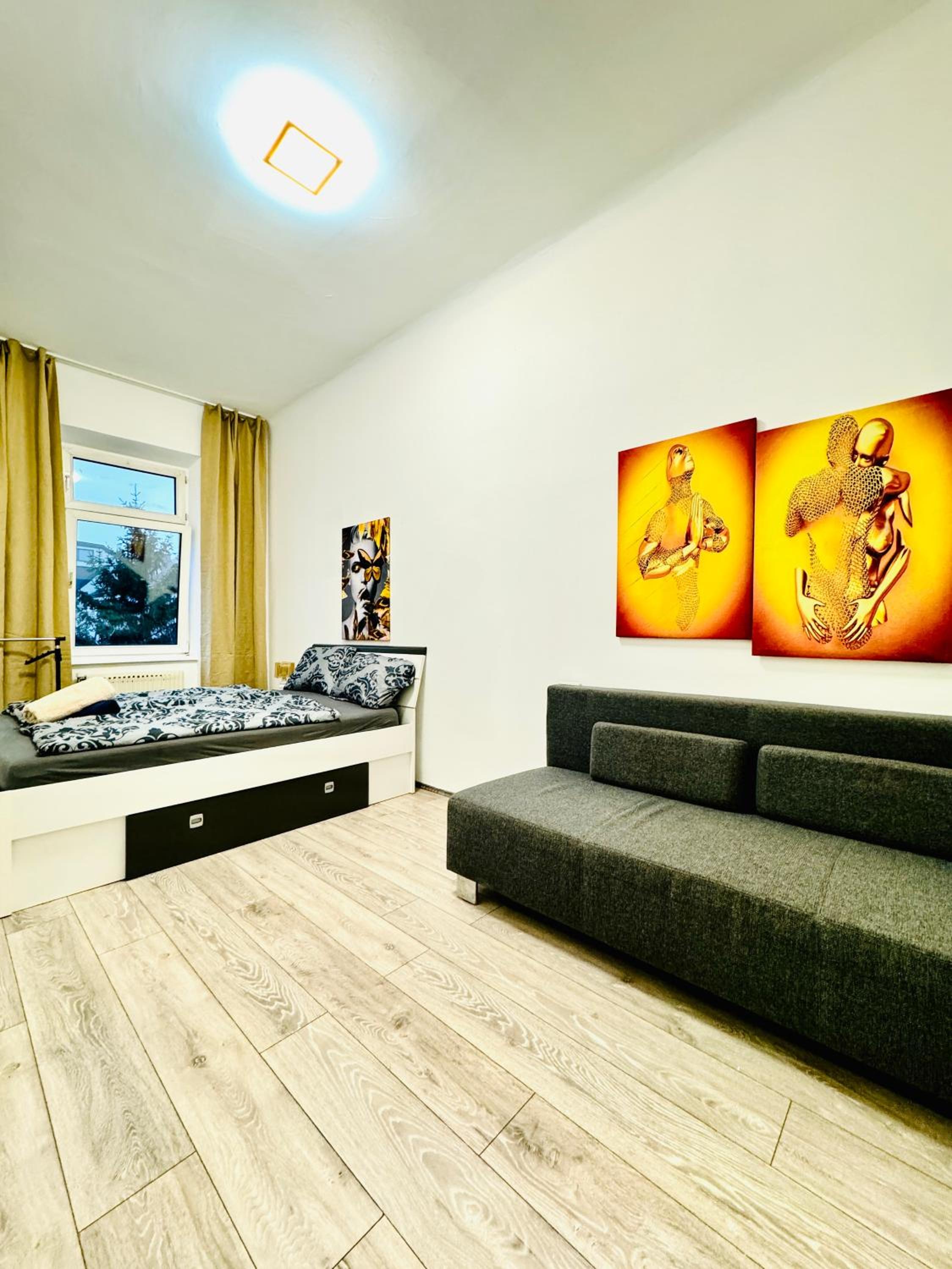 Cozy Private Rooms in 3BR Apartment Near FAC Platz
