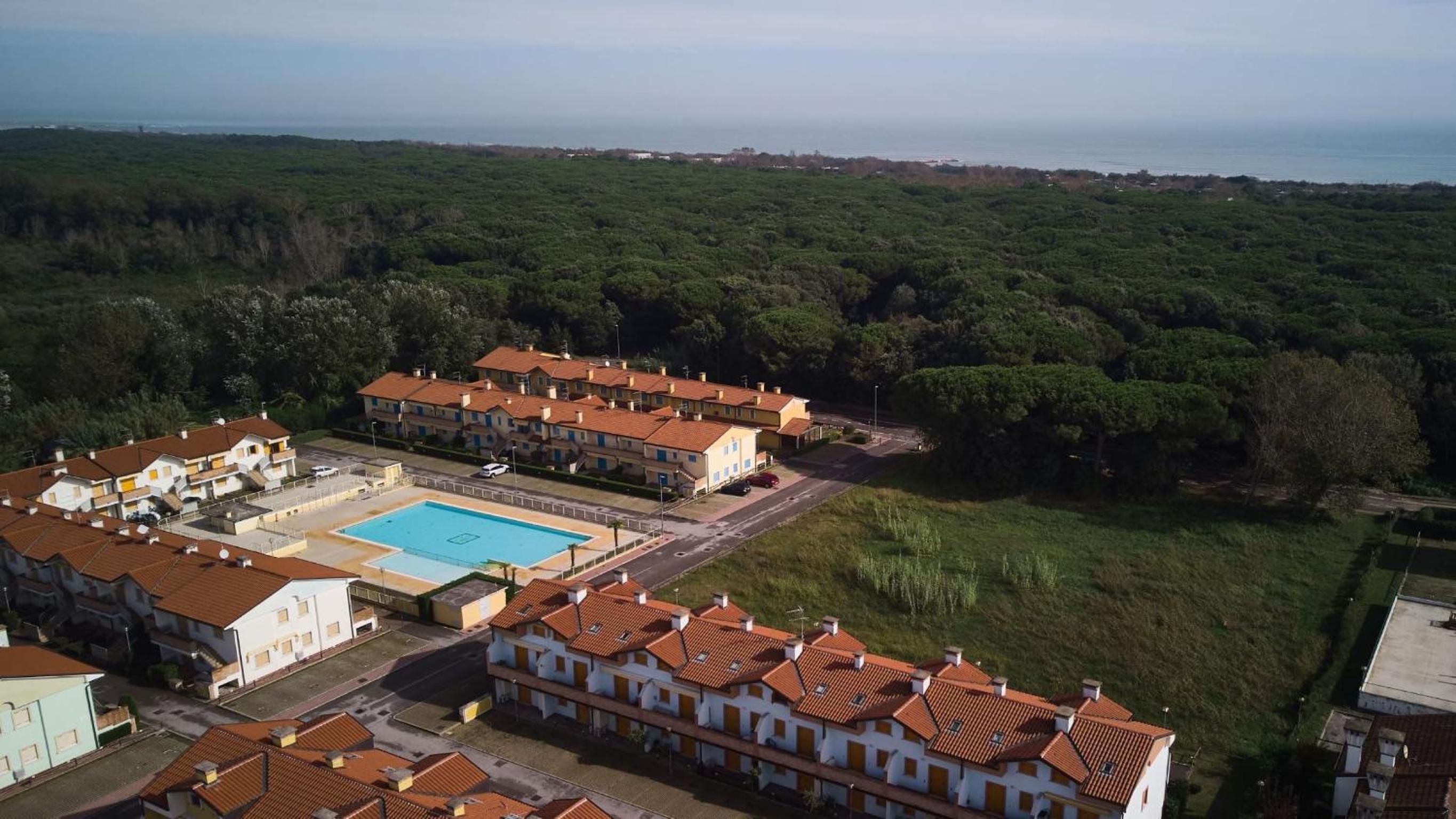 Poolside getaway-Beahost view 5