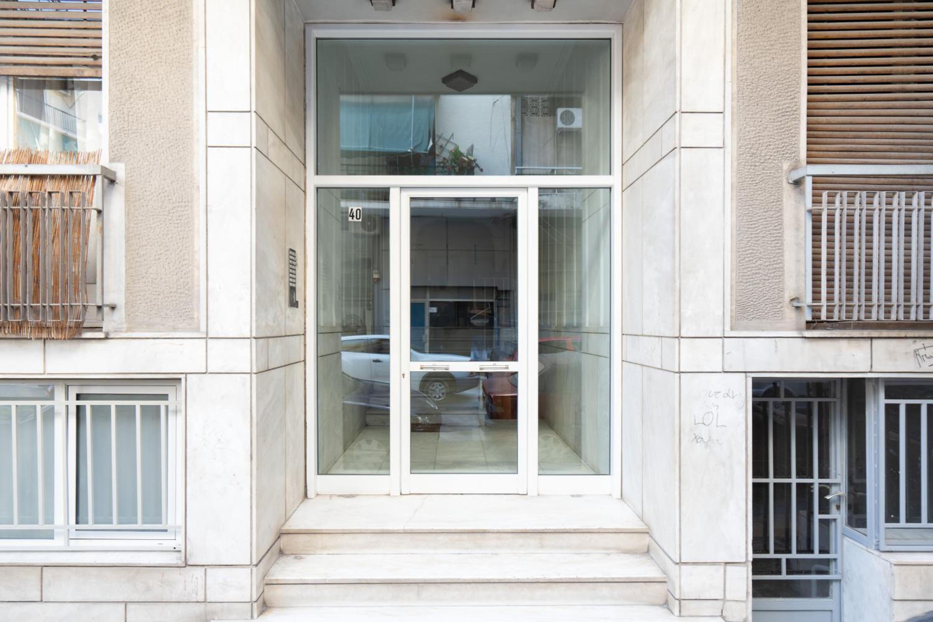 Cozy & Chic Stay with Patio Near Metro Station
