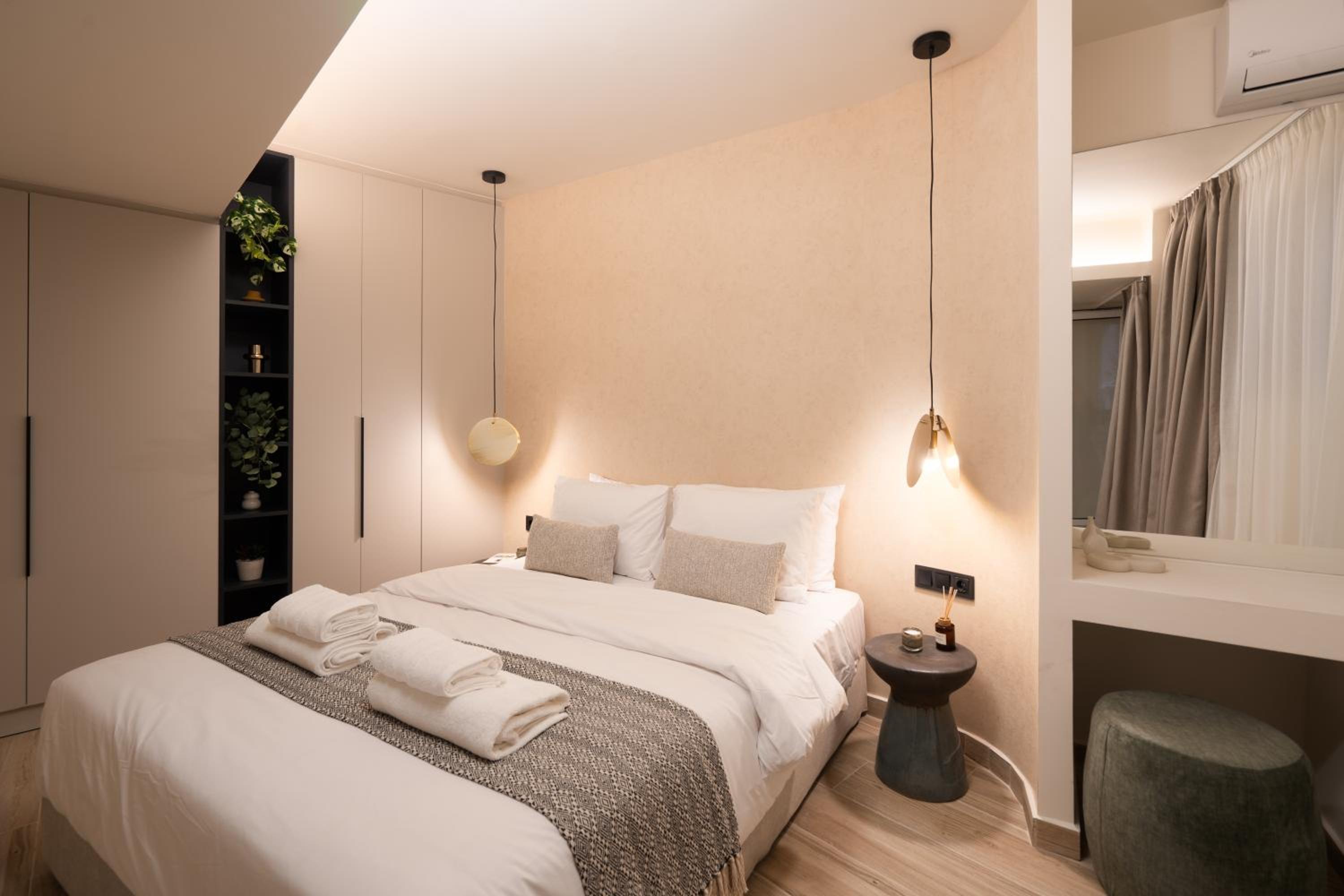 Cozy & Chic Stay with Patio Near Metro Station