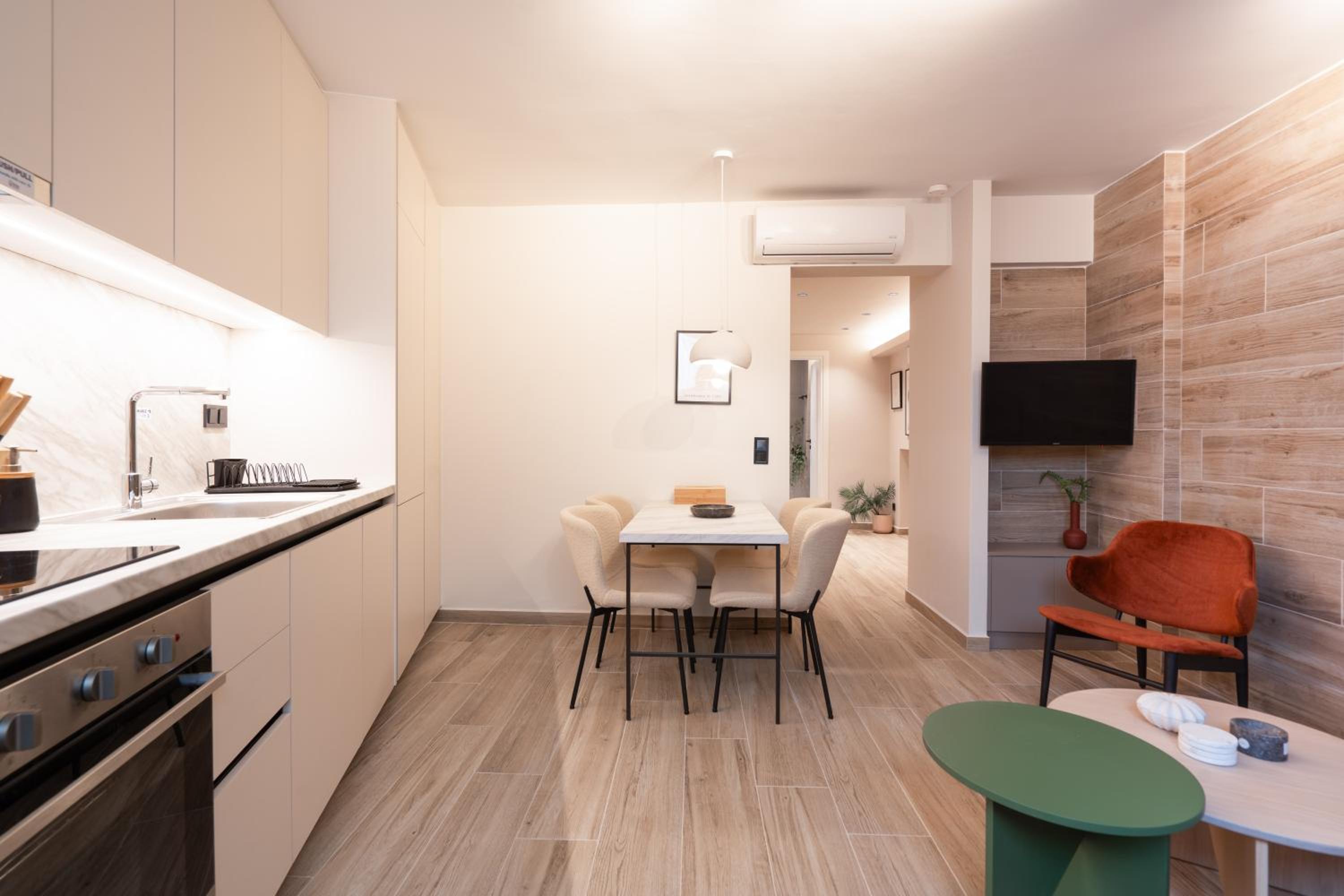 Cozy & Chic Stay with Patio Near Metro Station