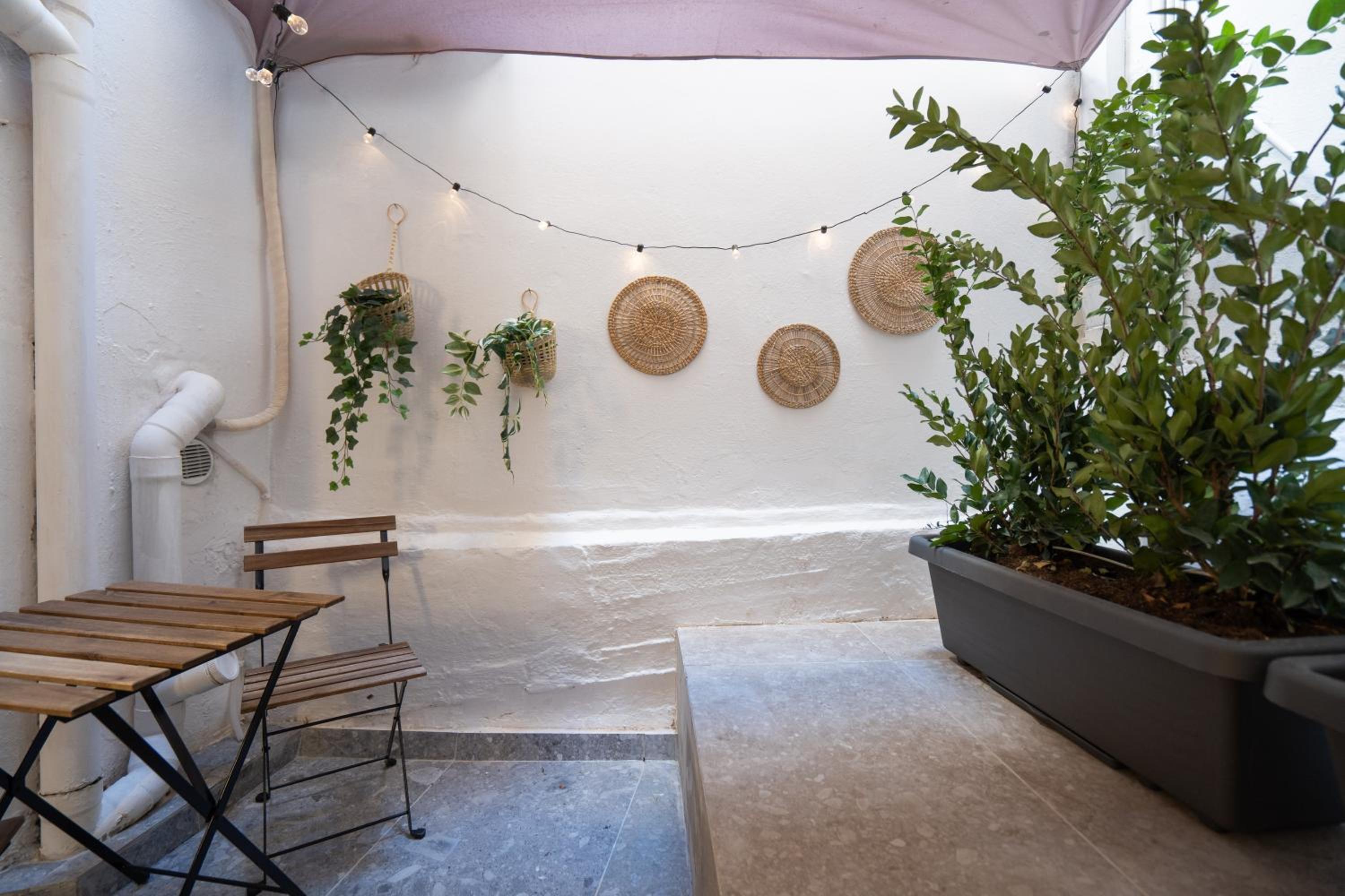 Cozy & Chic Stay with Patio Near Metro Station