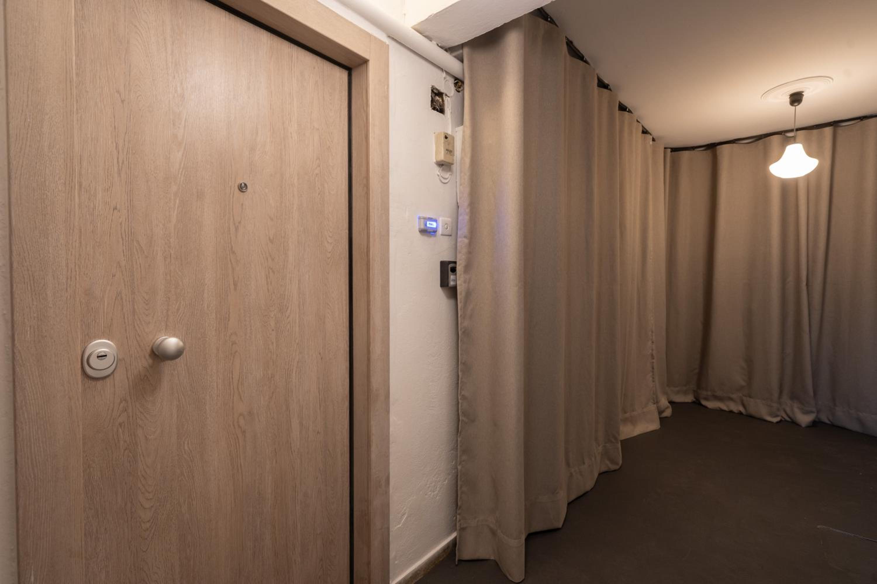 Cozy & Chic Stay with Patio Near Metro Station