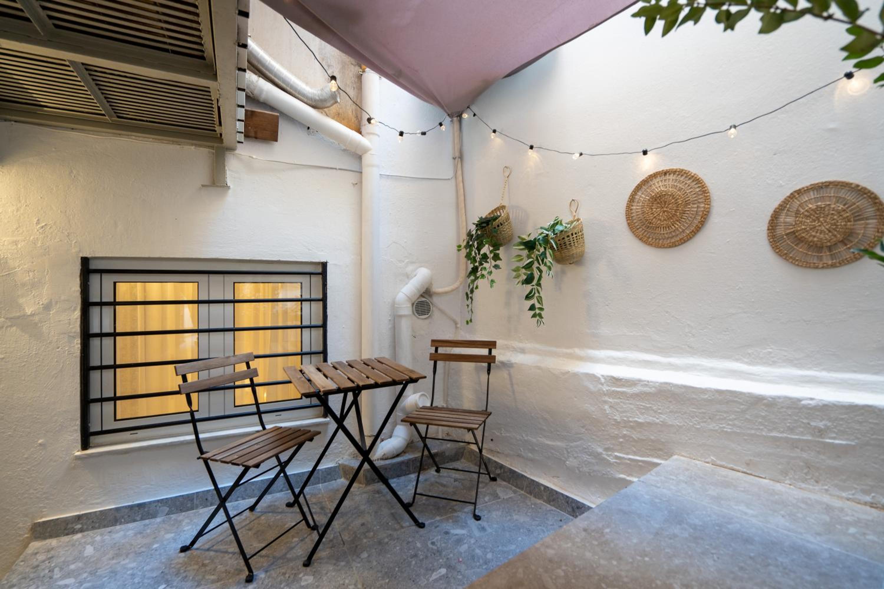 Cozy & Chic Stay with Patio Near Metro Station