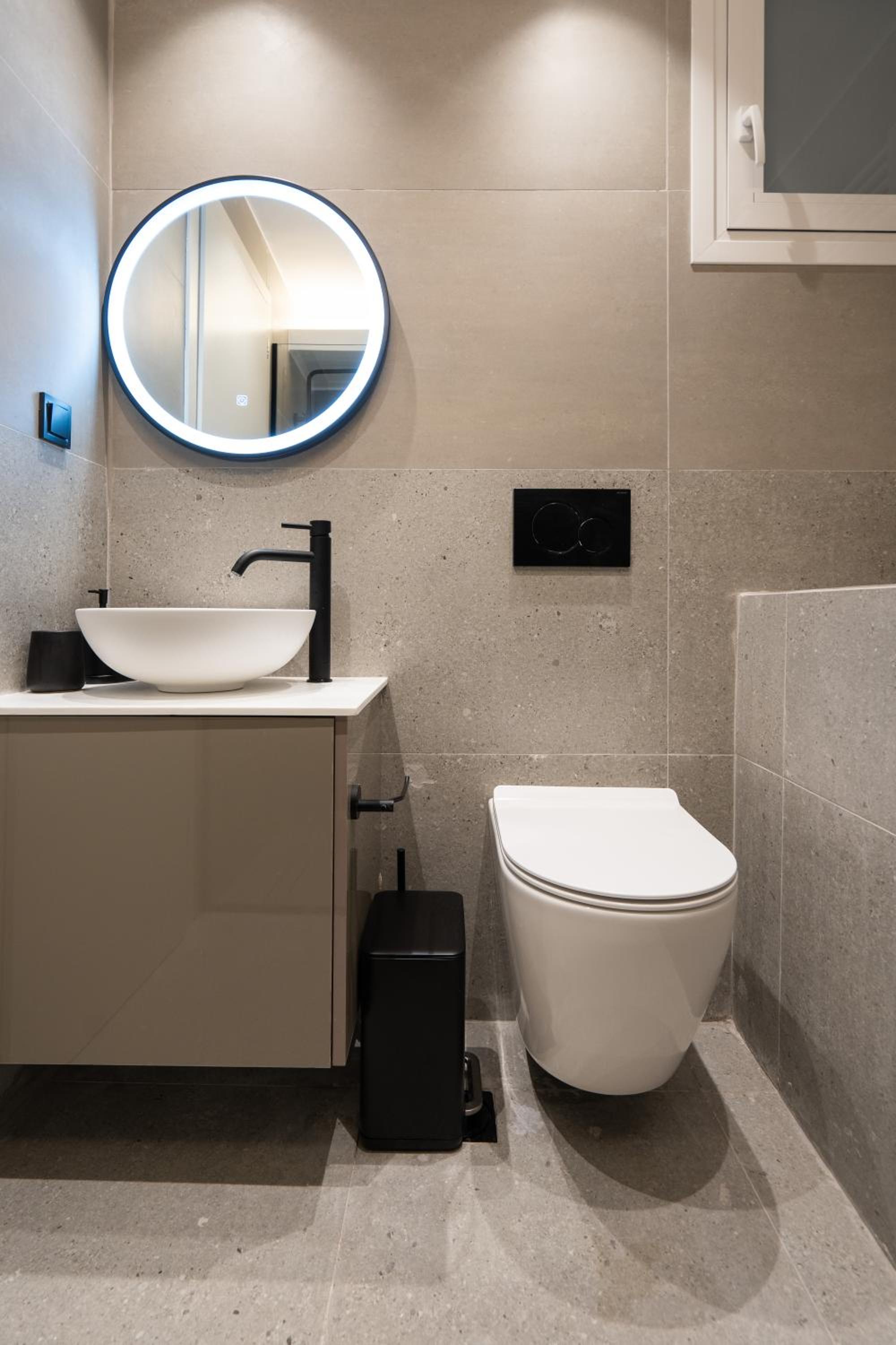 Cozy & Chic Stay with Patio Near Metro Station