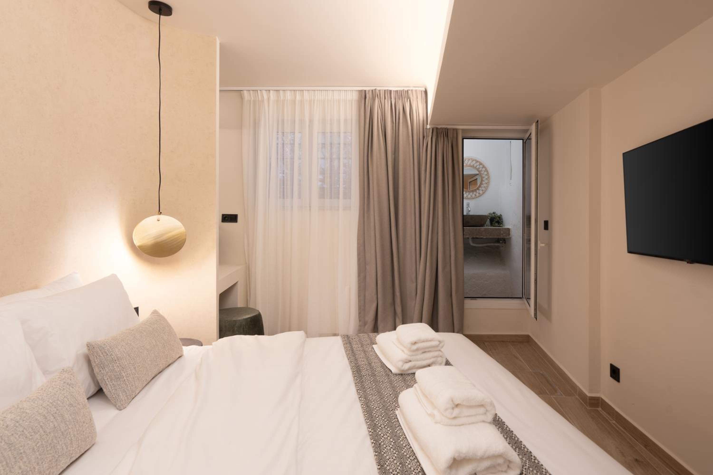 Cozy & Chic Stay with Patio Near Metro Station